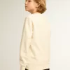 Sweatshirt in Altweiß mit mehrfarbigem Golden-Schriftzug auf der Vorderseite