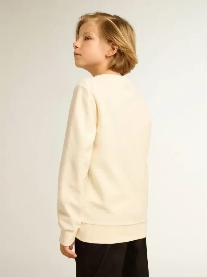 Sweatshirt in Altweiß mit mehrfarbigem Golden-Schriftzug auf der Vorderseite