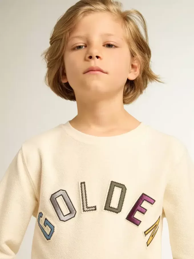 Sweatshirt in Altweiß mit mehrfarbigem Golden-Schriftzug auf der Vorderseite