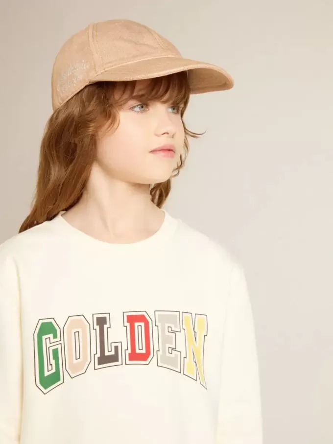 Sweatshirt in Altweiß mit mehrfarbigem Golden-Schriftzug auf der Vorderseite