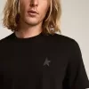 T-Shirt aus der Black Star Collection mit ton-in-ton Stern auf der Vorderseite