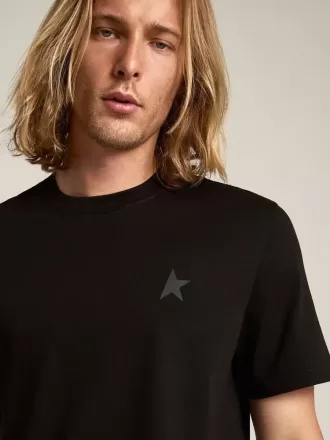 T-Shirt aus der Black Star Collection mit ton-in-ton Stern auf der Vorderseite