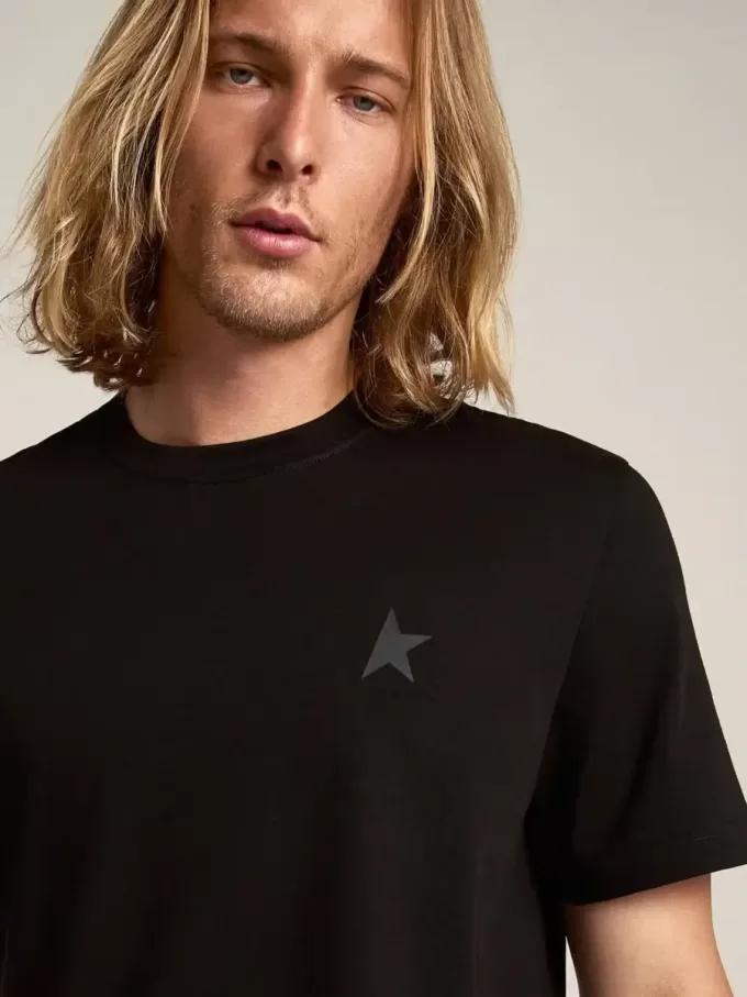 T-Shirt aus der Black Star Collection mit ton-in-ton Stern auf der Vorderseite
