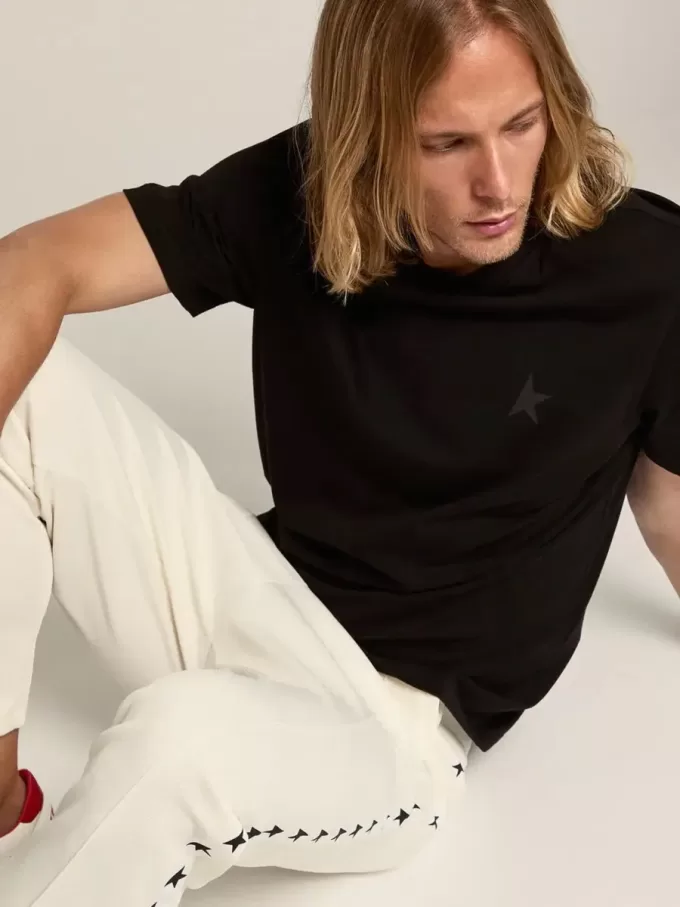 T-Shirt aus der Black Star Collection mit ton-in-ton Stern auf der Vorderseite