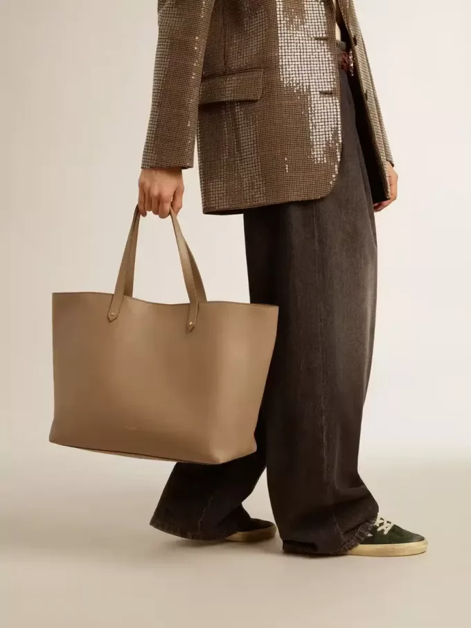 Taubengraue Pasadena-Tasche aus glattem Leder mit goldenem Logo