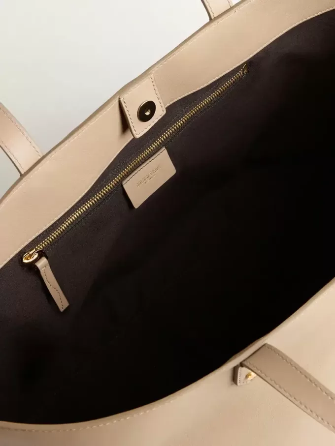 Taubengraue Pasadena-Tasche aus glattem Leder mit goldenem Logo