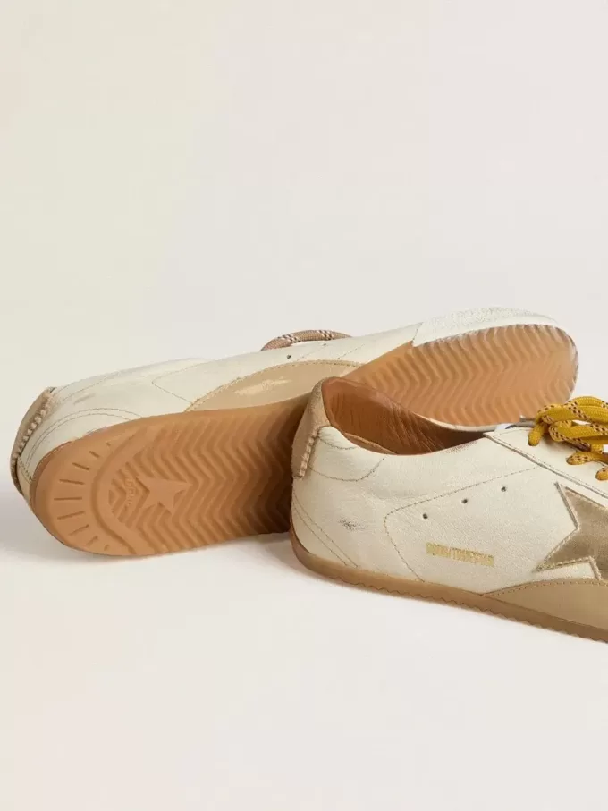 True-Star für Damen aus weißem Nappaleder mit goldenem Stern und beigem Wildleder-Fersenlasche