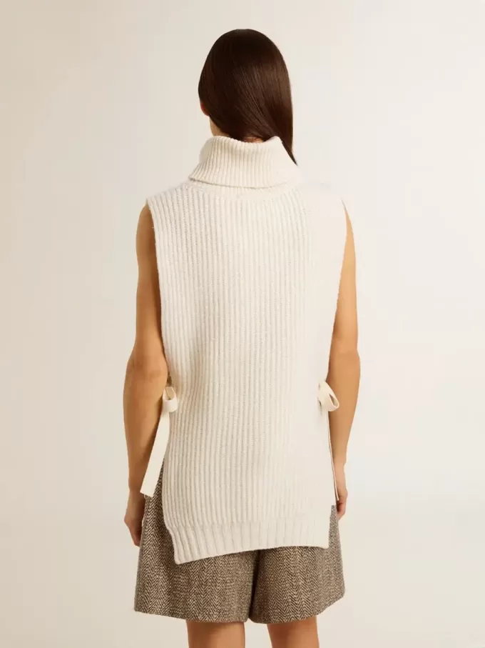 Unisex-Pullover mit hohem Kragen und ohne Ärmel aus gerippter Wolle in Weiß Unisex-Pullover mit hohem Kragen und ohne Ärmel aus gerippter Wolle in Weiß