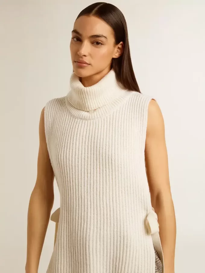 Unisex-Pullover mit hohem Kragen und ohne Ärmel aus gerippter Wolle in Weiß Unisex-Pullover mit hohem Kragen und ohne Ärmel aus gerippter Wolle in Weiß