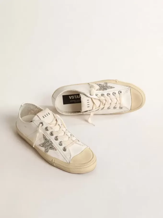 V-Star aus weißem Leder mit platinfarbenem Glitzerstern V-Star aus weißem Leder mit platinfarbenem Glitzerstern