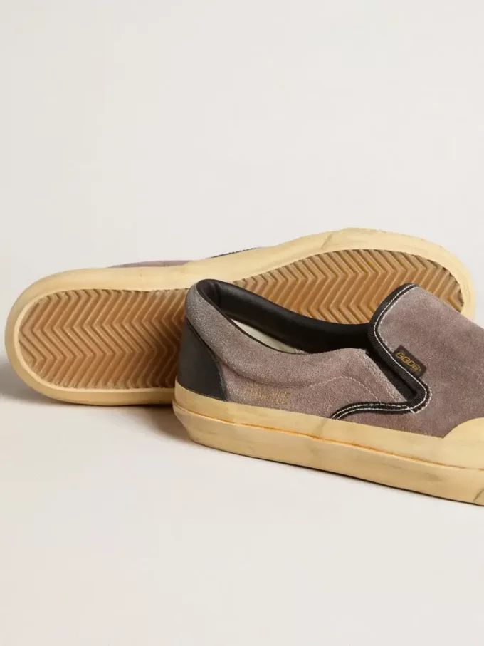 VCE Penstar für Damen aus taubengrauem Wildleder mit schwarzer Lederlasche am Absatz VCE Penstar für Damen aus taubengrauem Wildleder mit schwarzer Lederlasche am Absatz