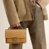 Venezia-Tasche aus ockergelbem geprägtem Leder mit goldenen Details