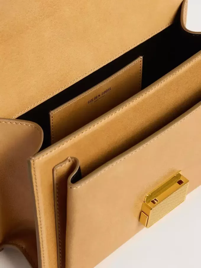 Venezia-Tasche aus ockergelbem geprägtem Leder mit goldenen Details