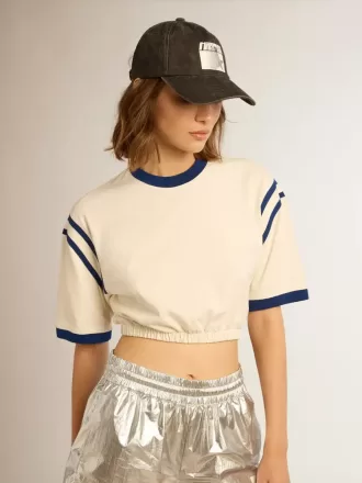 Verkürztes T-Shirt aus weißer Baumwolle mit Schriftzug auf der Rückseite Verkürztes T-Shirt aus weißer Baumwolle mit Schriftzug auf der Rückseite
