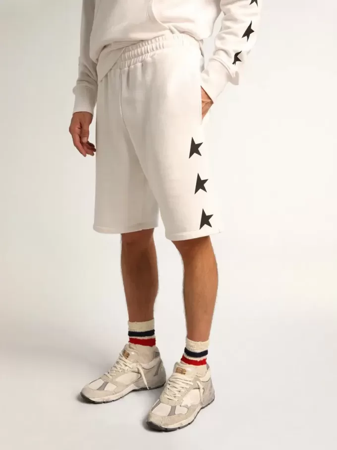 Vintage-weiße Bermudashorts für Herren mit kontrastierenden schwarzen Sternen