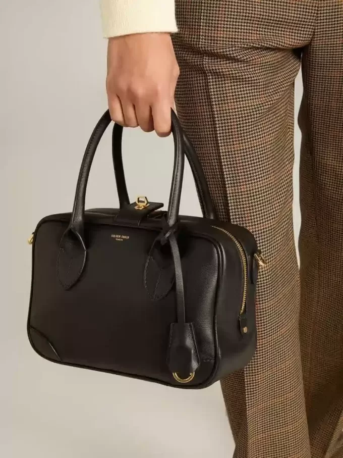 Vita Bag aus glattem schwarzem Leder mit goldenen Details