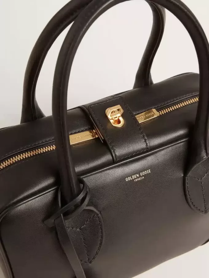 Vita Bag aus glattem schwarzem Leder mit goldenen Details