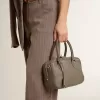 Vita Bag aus salbeigrünem Leder mit goldenen Details