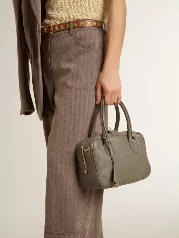 Vita Bag aus salbeigrünem Leder mit goldenen Details