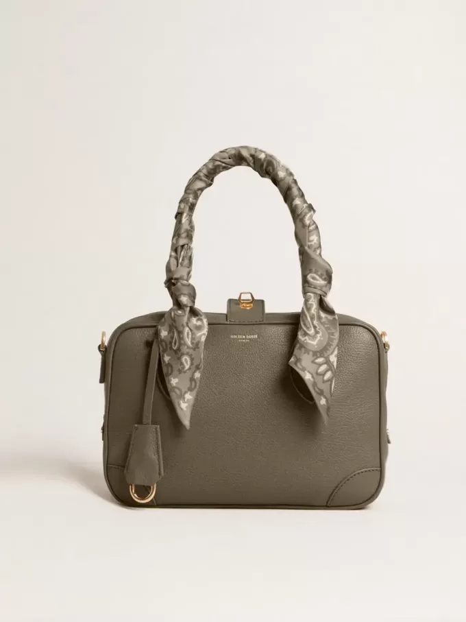 Vita Bag aus salbeigrünem Leder mit goldenen Details