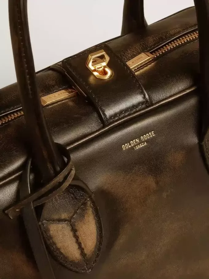 Vita Bag aus schwarzem Distressed-Leder mit goldenen Details