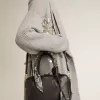 Vita Bag aus schwarzem Schafsleder mit goldenen Details