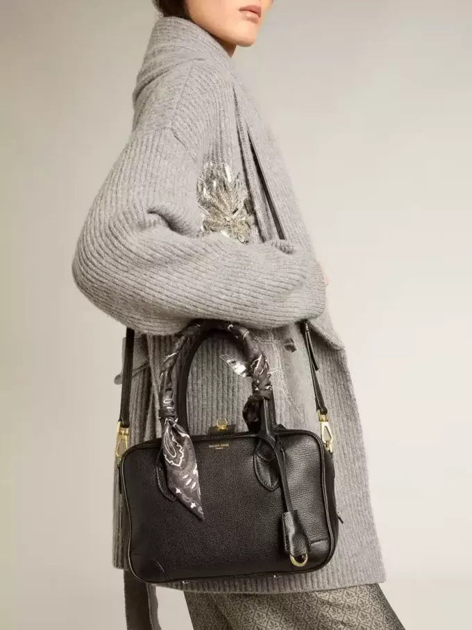 Vita Bag aus schwarzem Schafsleder mit goldenen Details