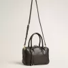 Vita Bag aus schwarzem Schafsleder mit goldenen Details