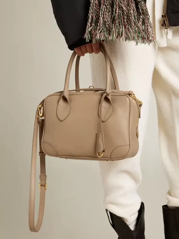 Vita Tasche aus taupefarbenem Leder mit goldenen Details