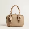 Vita Tasche aus taupefarbenem Leder mit goldenen Details