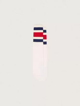 Weiß getrunkene Socken mit blauen und roten Streifen