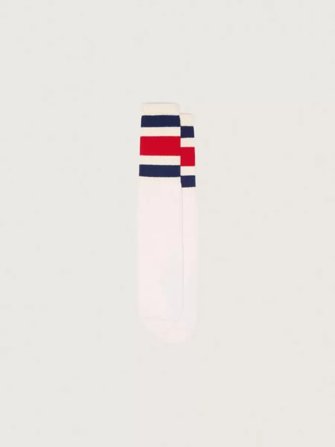 Weiß getrunkene Socken mit blauen und roten Streifen Weiß getrunkene Socken mit blauen und roten Streifen