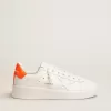 Weiße Purestar-Sneaker mit fluoreszierendem orangefarbenem Fersenriemen