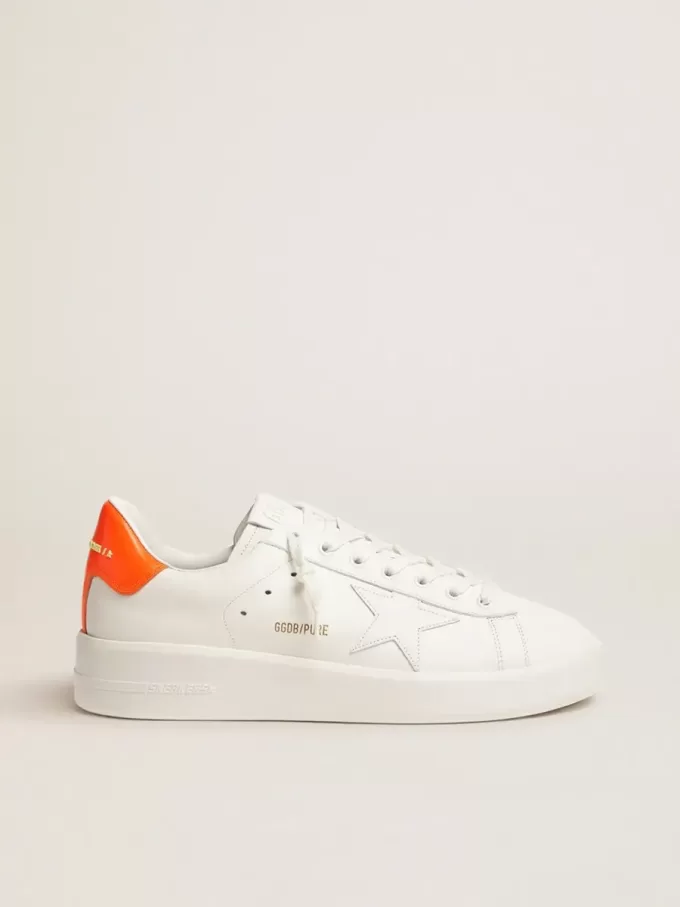 Weiße Purestar-Sneaker mit fluoreszierendem orangefarbenem Fersenriemen