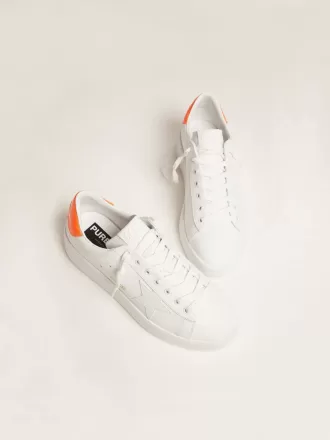 Weiße Purestar-Sneaker mit fluoreszierendem orangefarbenem Fersenriemen