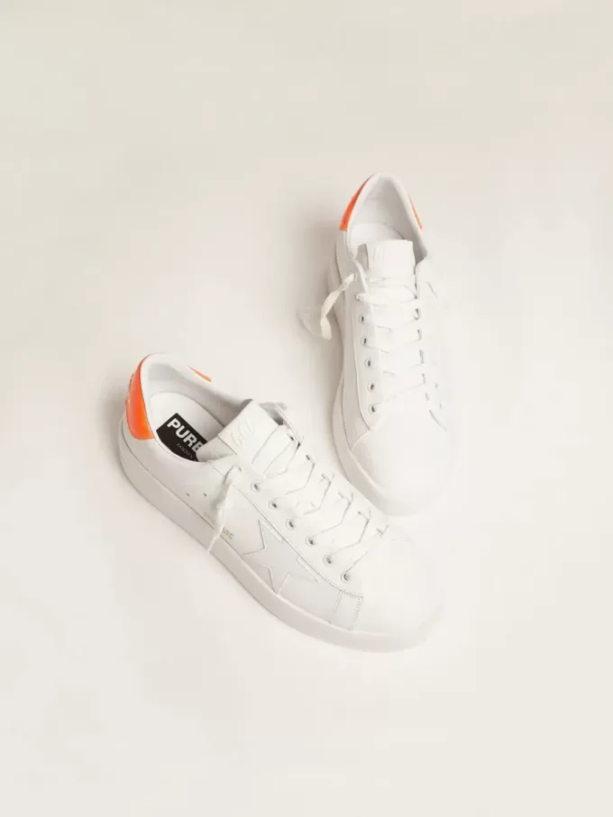 Weiße Purestar-Sneaker mit fluoreszierendem orangefarbenem Fersenriemen