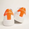 Weiße Purestar-Sneaker mit fluoreszierendem orangefarbenem Fersenriemen