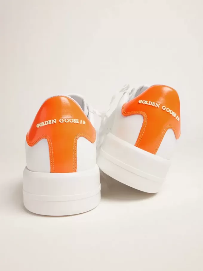 Weiße Purestar-Sneaker mit fluoreszierendem orangefarbenem Fersenriemen