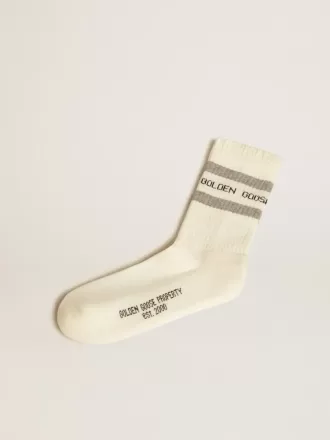 Weiße Socken mit Distressed-Details und grauen Streifen