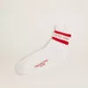 Weiße Socken mit Distressed-Details und roten Streifen