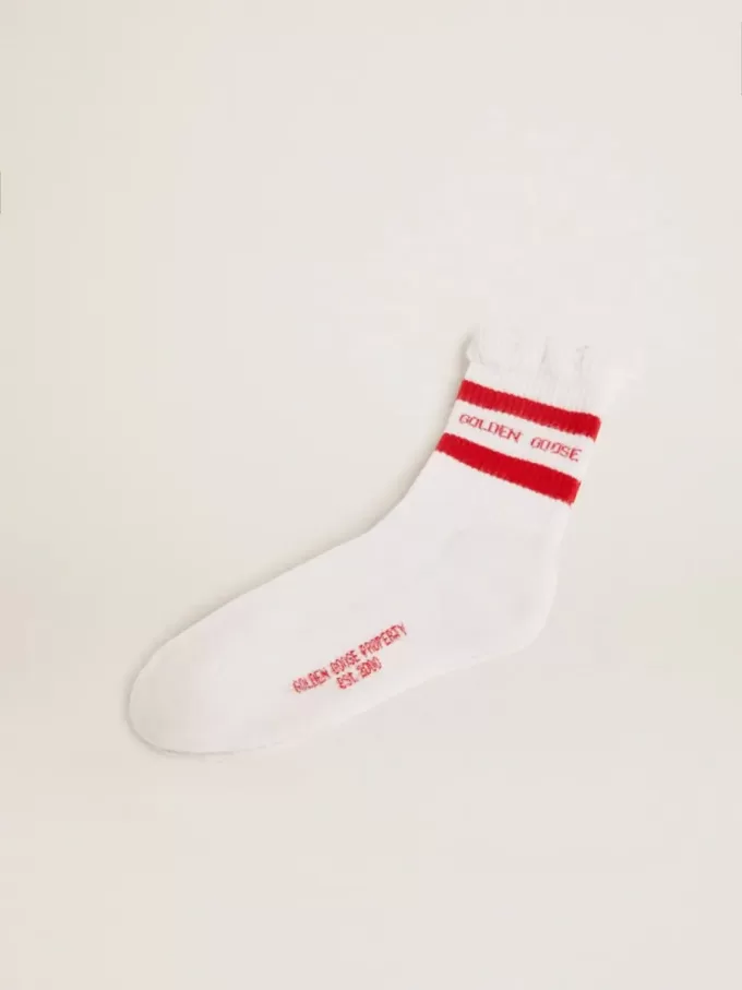 Weiße Socken mit Distressed-Details und roten Streifen