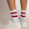 Weiße Socken mit Distressed-Details und roten Streifen