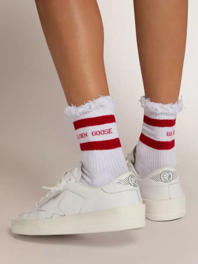 Weiße Socken mit Distressed-Details und roten Streifen