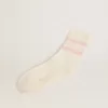 Weiße Socken mit Distressed-Finish, babyrosa Logo und Streifen