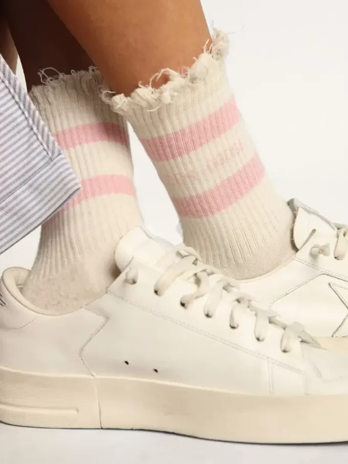 Weiße Socken mit Distressed-Finish, babyrosa Logo und Streifen