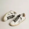 Weiße Super-Star-Damenschuhe aus Leder mit glitzernder Fersenlasche Weiße Super-Star-Damenschuhe aus Leder mit glitzernder Fersenlasche