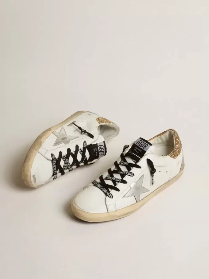 Weiße Super-Star-Damenschuhe aus Leder mit glitzernder Fersenlasche Weiße Super-Star-Damenschuhe aus Leder mit glitzernder Fersenlasche