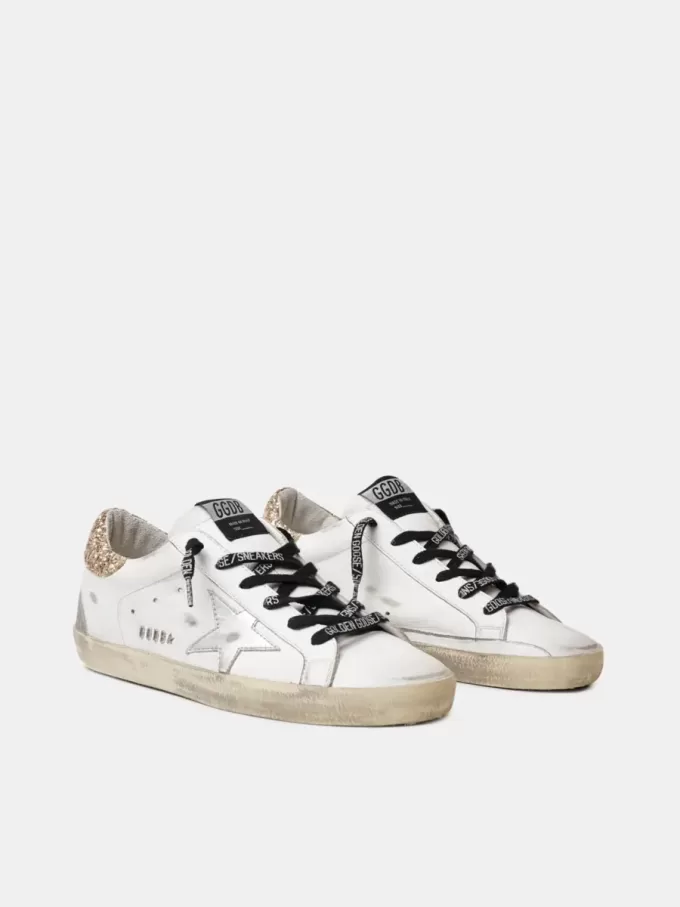 Weiße Super-Star-Damenschuhe aus Leder mit glitzernder Fersenlasche Weiße Super-Star-Damenschuhe aus Leder mit glitzernder Fersenlasche