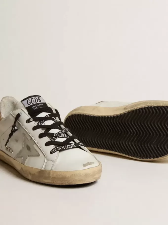 Weiße Super-Star-Damenschuhe aus Leder mit glitzernder Fersenlasche Weiße Super-Star-Damenschuhe aus Leder mit glitzernder Fersenlasche