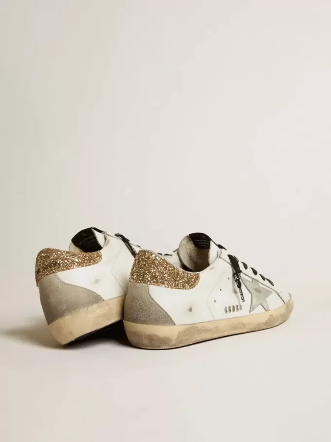 Weiße Super-Star-Damenschuhe aus Leder mit glitzernder Fersenlasche Weiße Super-Star-Damenschuhe aus Leder mit glitzernder Fersenlasche
